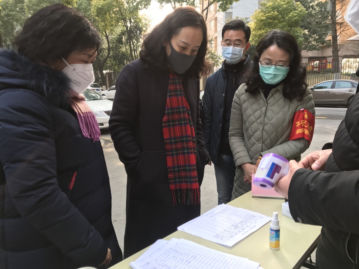 8.区人大常委会主任杨春燕检查社区防疫工作1.jpg