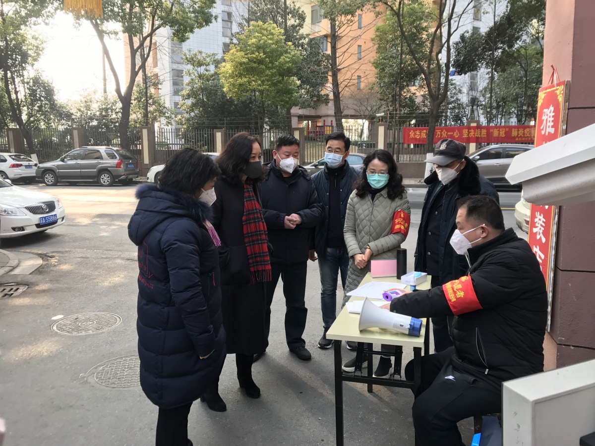 9.区人大常委会主任杨春燕检查社区防疫工作2.jpg