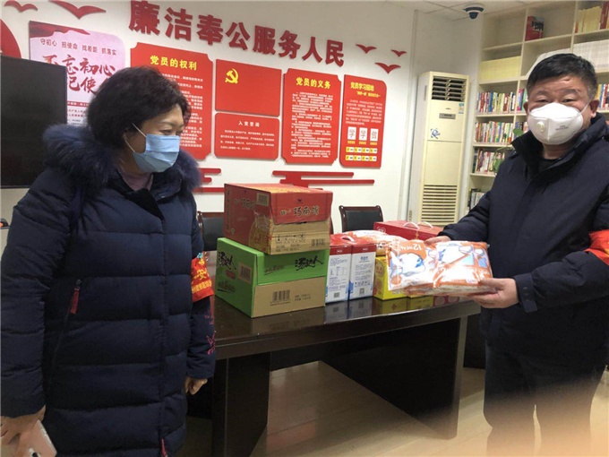 向社区捐赠物资.jpg